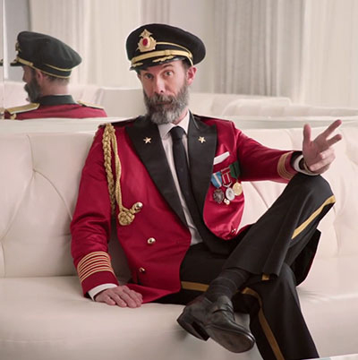 hotels-com-captain-obvious-caroling